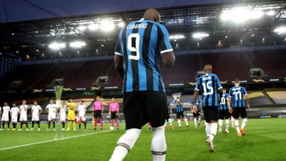 Fan MU động viên tình cũ Lukaku sau bàn phản lưới ngớ ngẩn khiến Inter mất cup